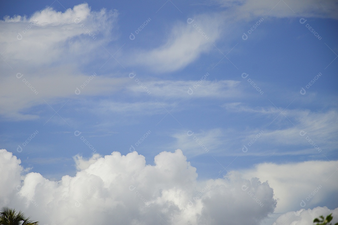 Céu azul com nuvens brancas