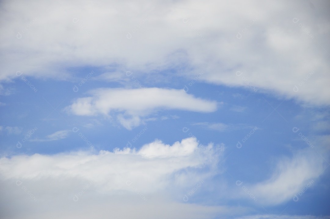 Céu azul e nuvens brancas em um dia claro.