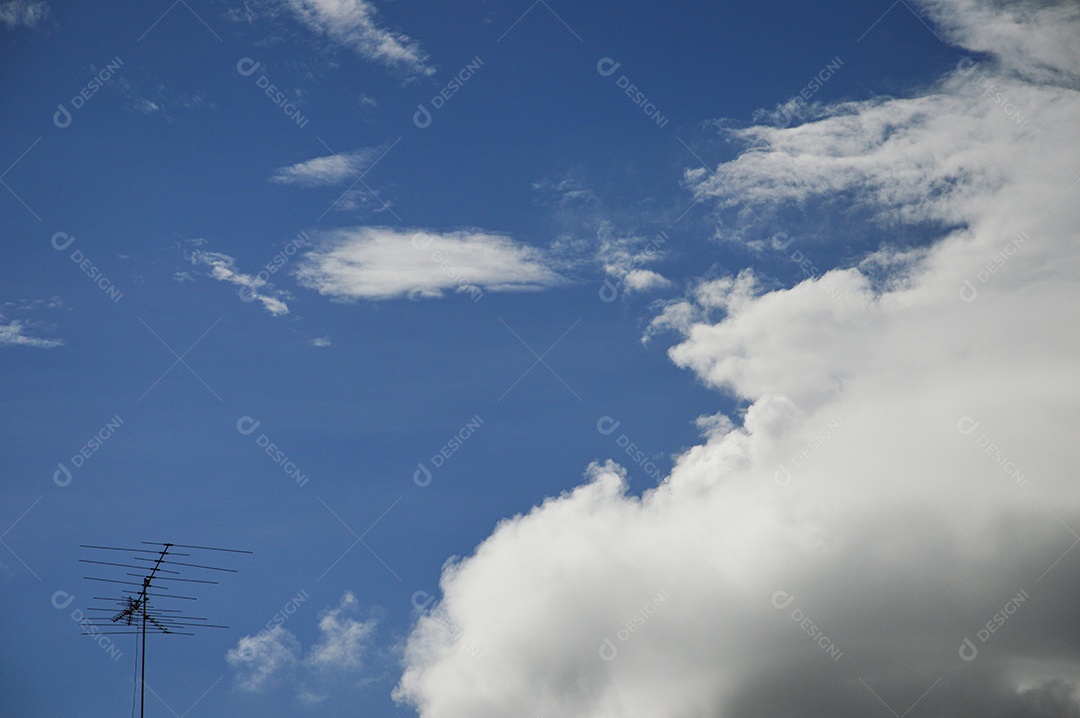 Céu azul e nuvens brancas em um dia claro.