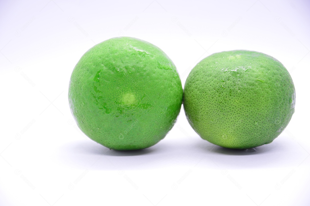 Limão isolado em fundo branco