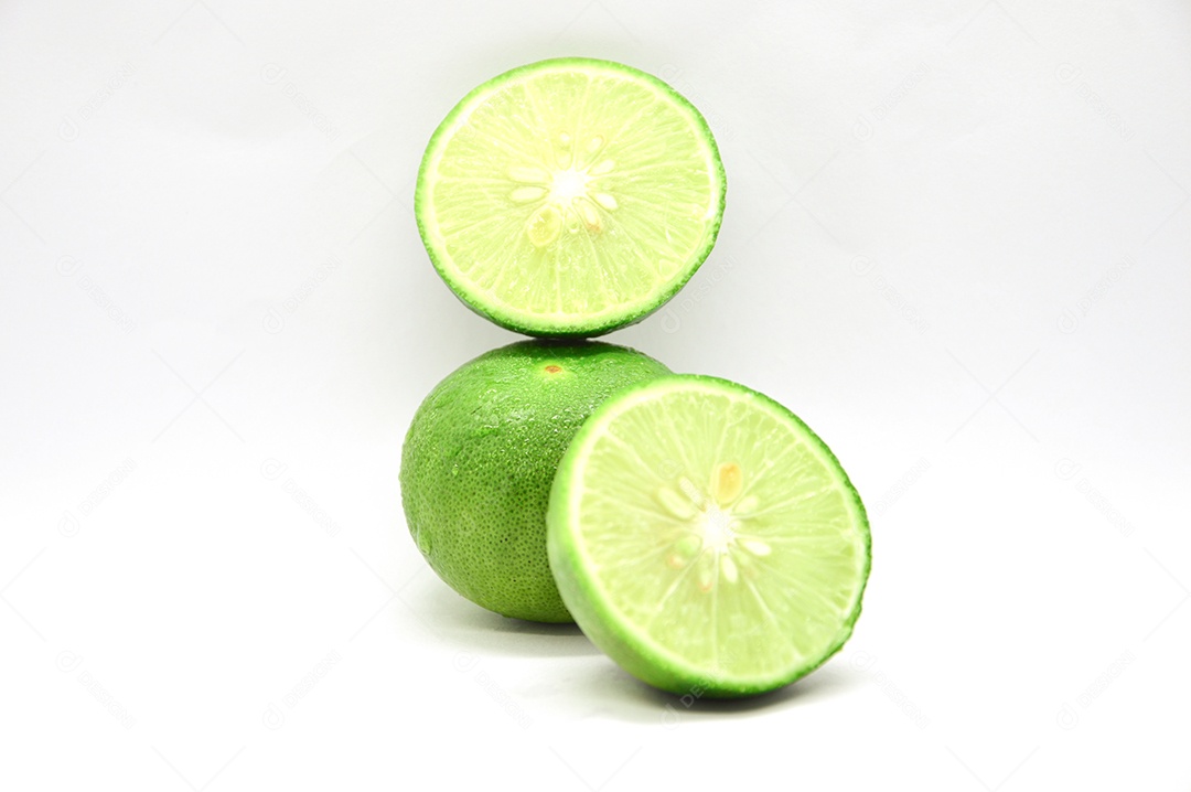 Limão partido ao meio em fundo branco