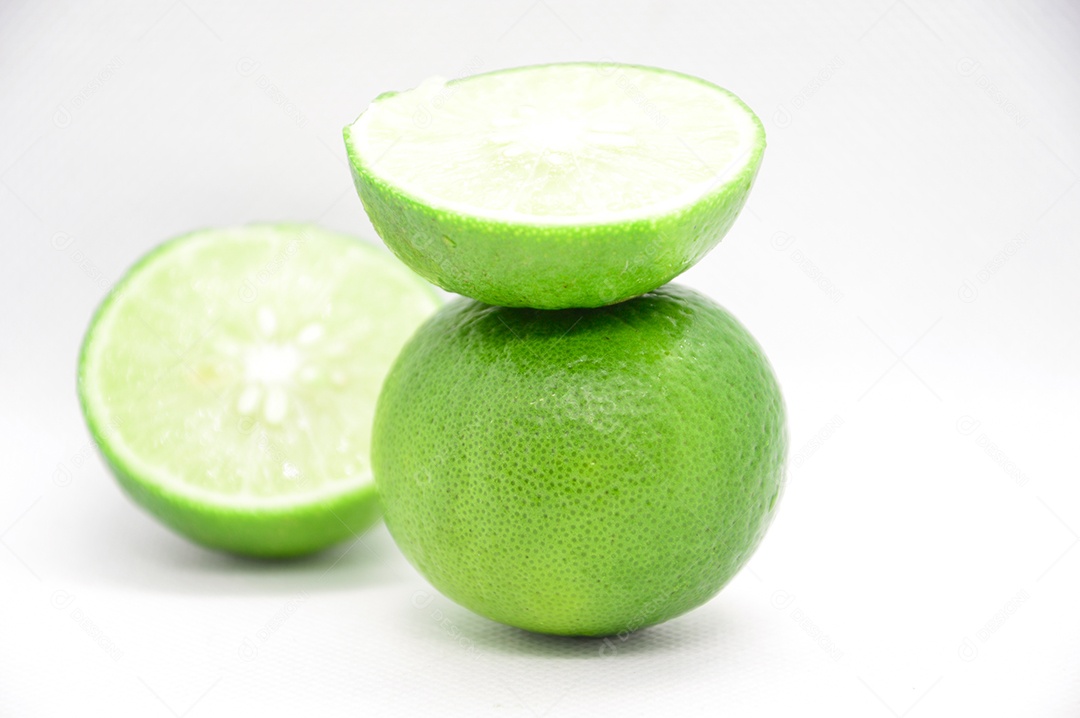 Limão partido ao meio em fundo branco