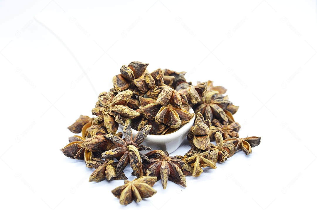 Tigela com anis estrelado com fundo branco