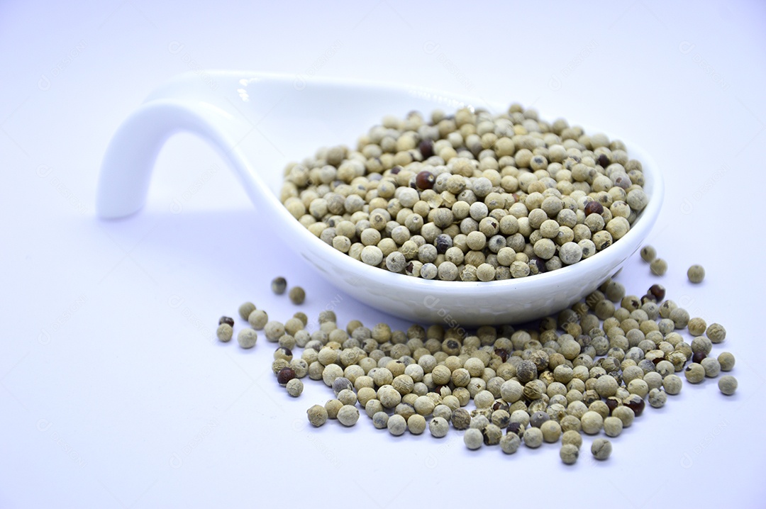 Tigela com pimenta branca