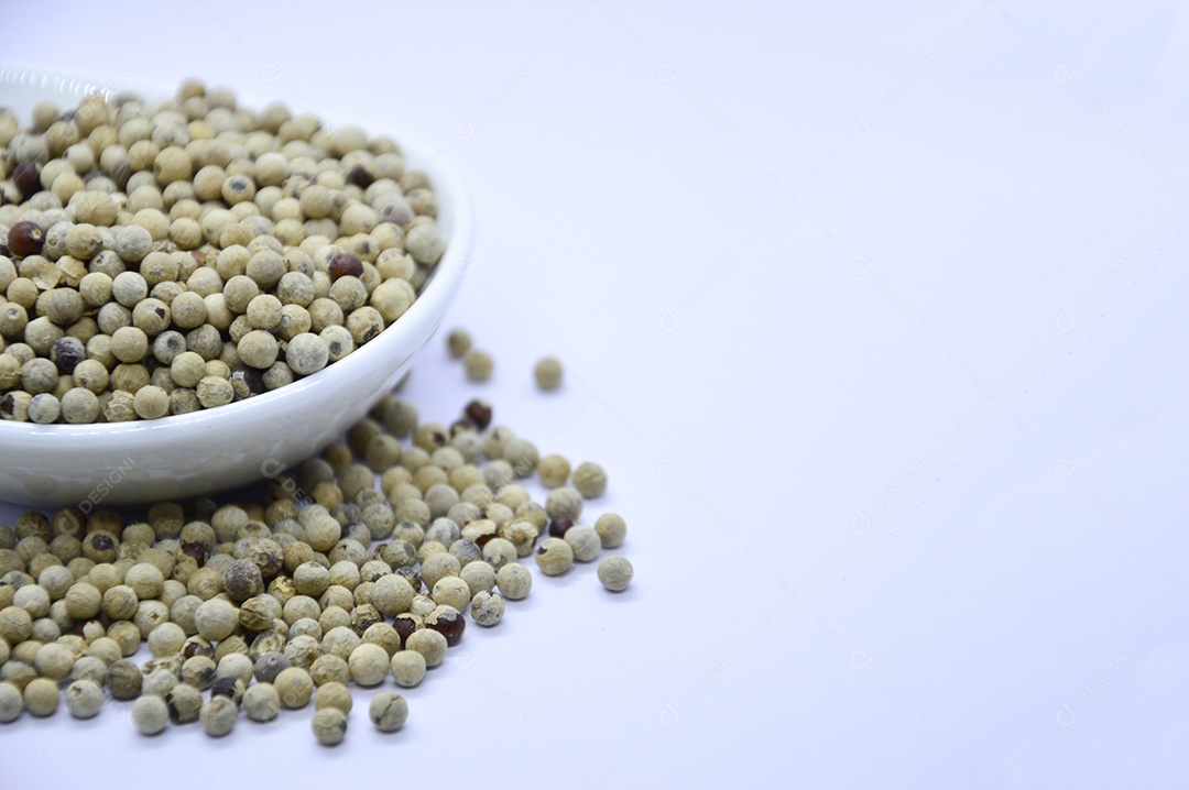 Tigela com pimenta branca