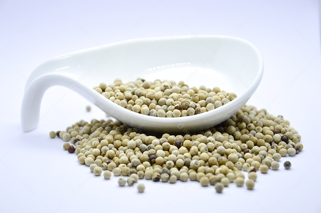 Tigela com pimenta branca