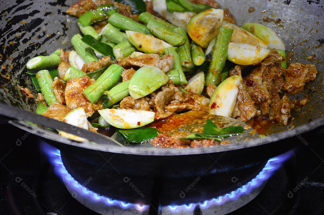 Panela com legumes refogados