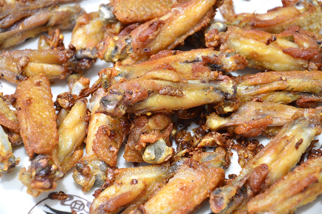 Iscas de frango fritas sobre tigela