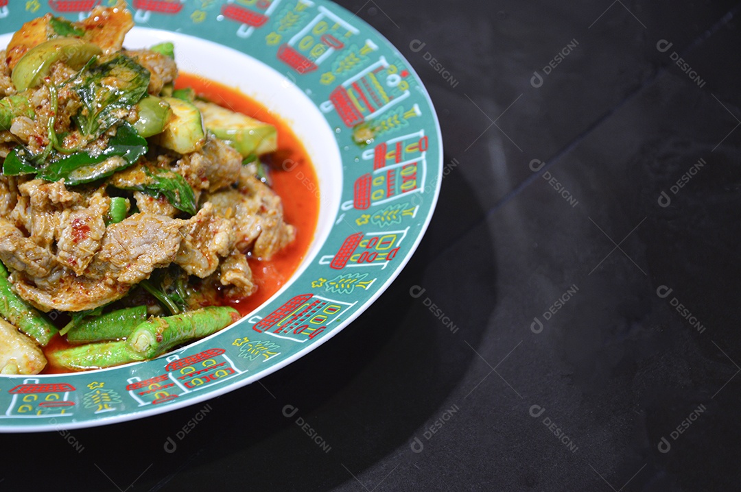 Prato com delicioso frango com quiabo