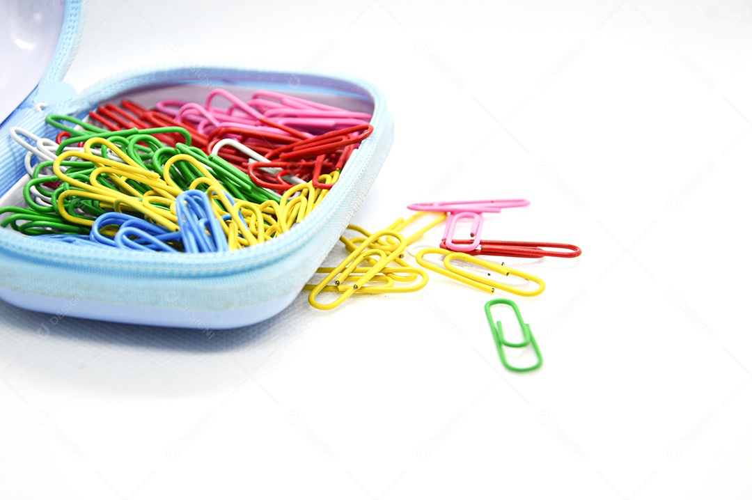 Bolsa com clips coloridos