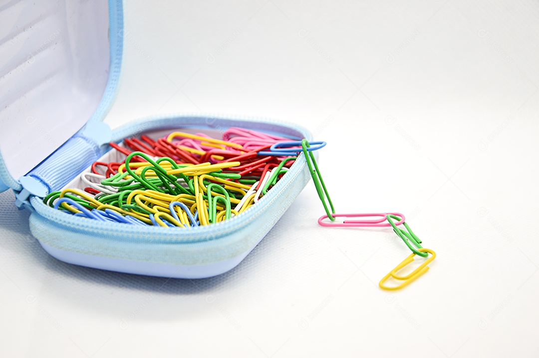 Bolsa com clips coloridos