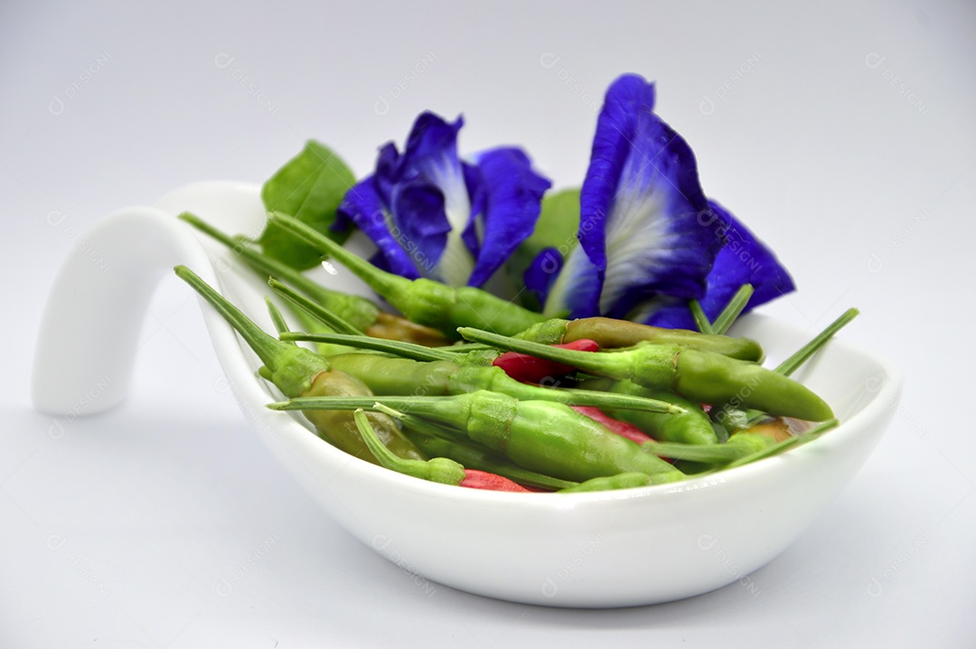 Tigela com pimentas vermelhas em fundo branco