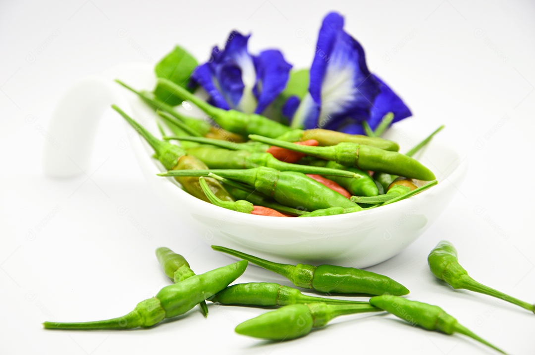 Tigela com pimentas vermelhas em fundo branco
