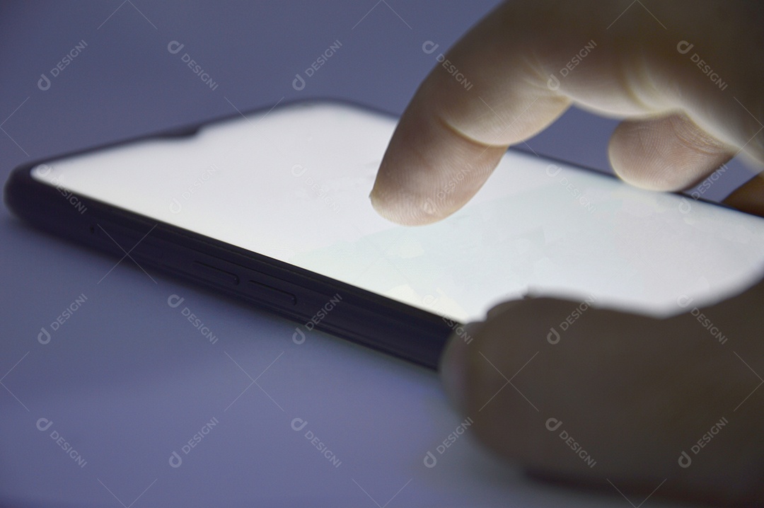 Celular com tela branca