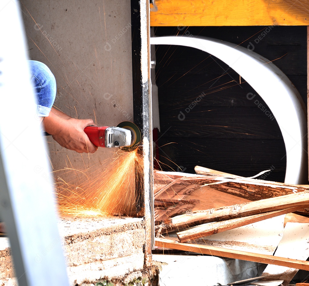 Trabalhador usando máquina de polimento de metal