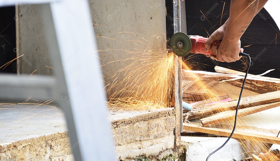 Trabalhador usando máquina de polimento de metal