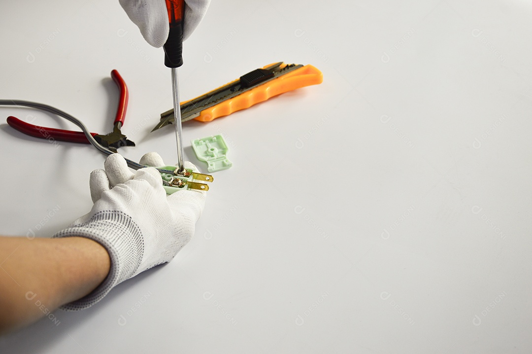 Eletricista consertando tomada