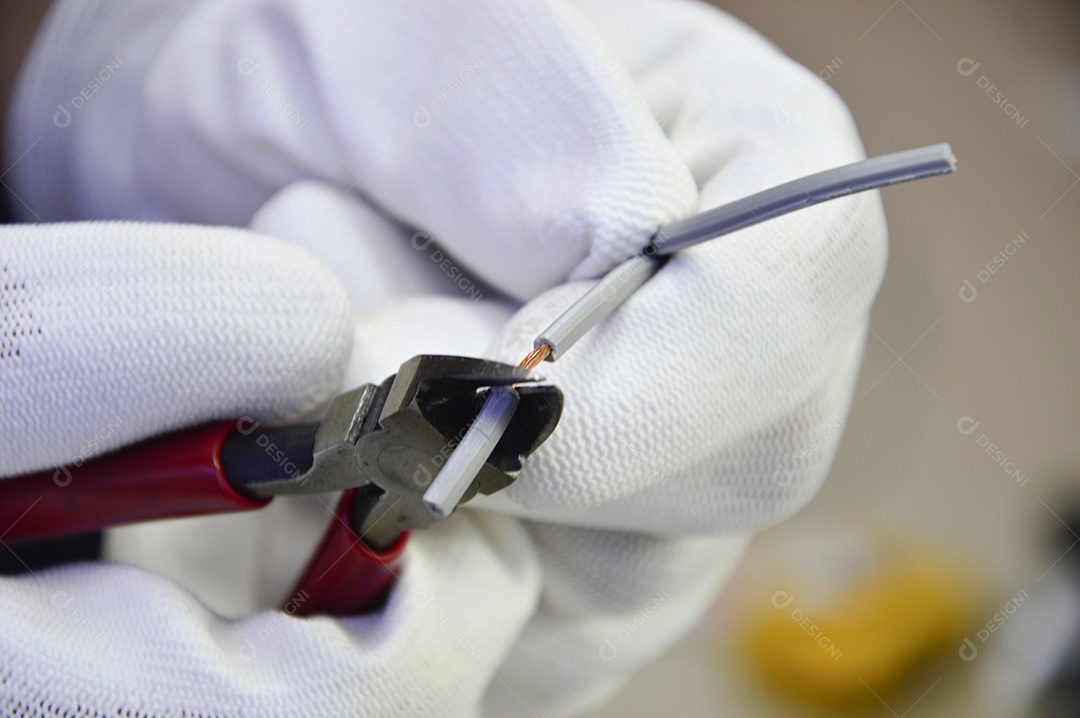 Eletricista consertando tomada