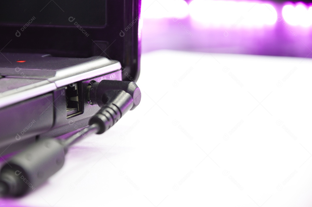 Carregador de bateria conectado em notebook