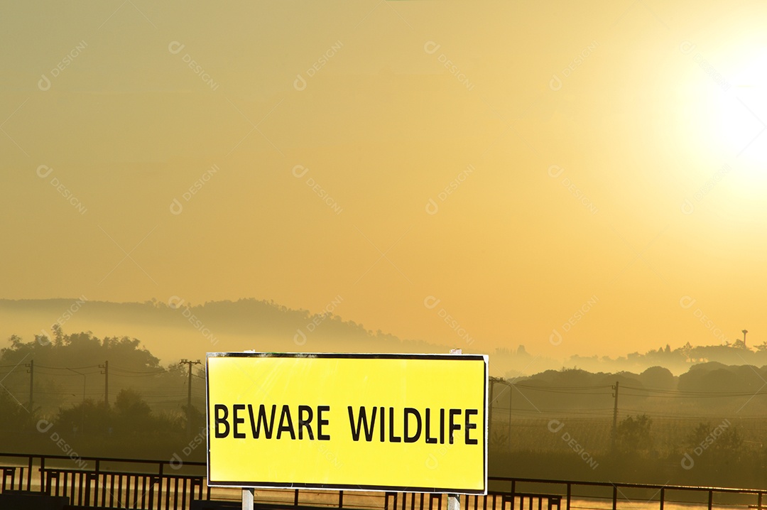 Placa de aviso em fundo de pôr do sol