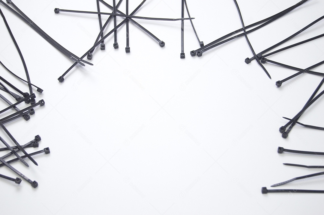 Fundo branco em abraçadeiras de nylon