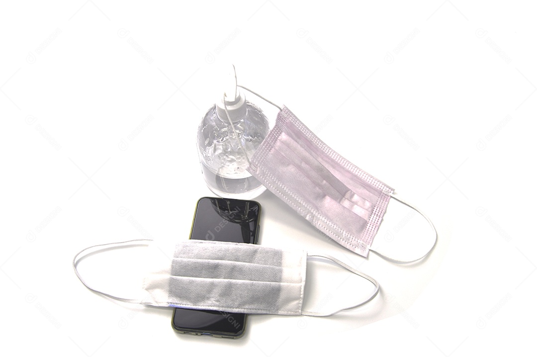Máscara de proteção e frasco de álcool em gel