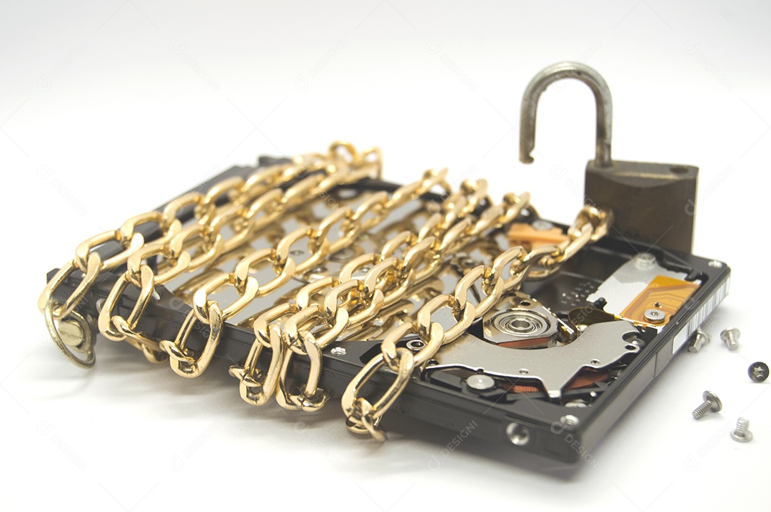 Placas com correntes e cadeados