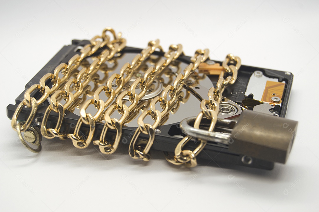 Placas com correntes e cadeados