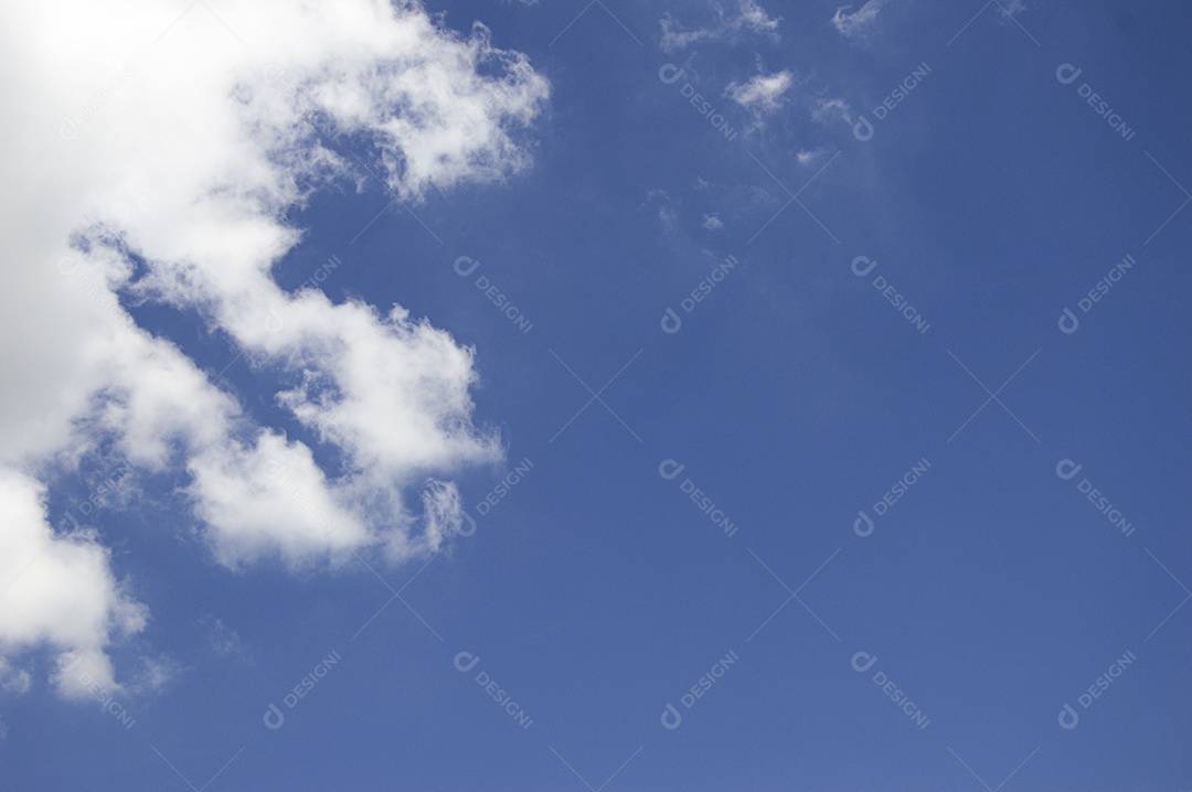Céu azul com nuvens brancas