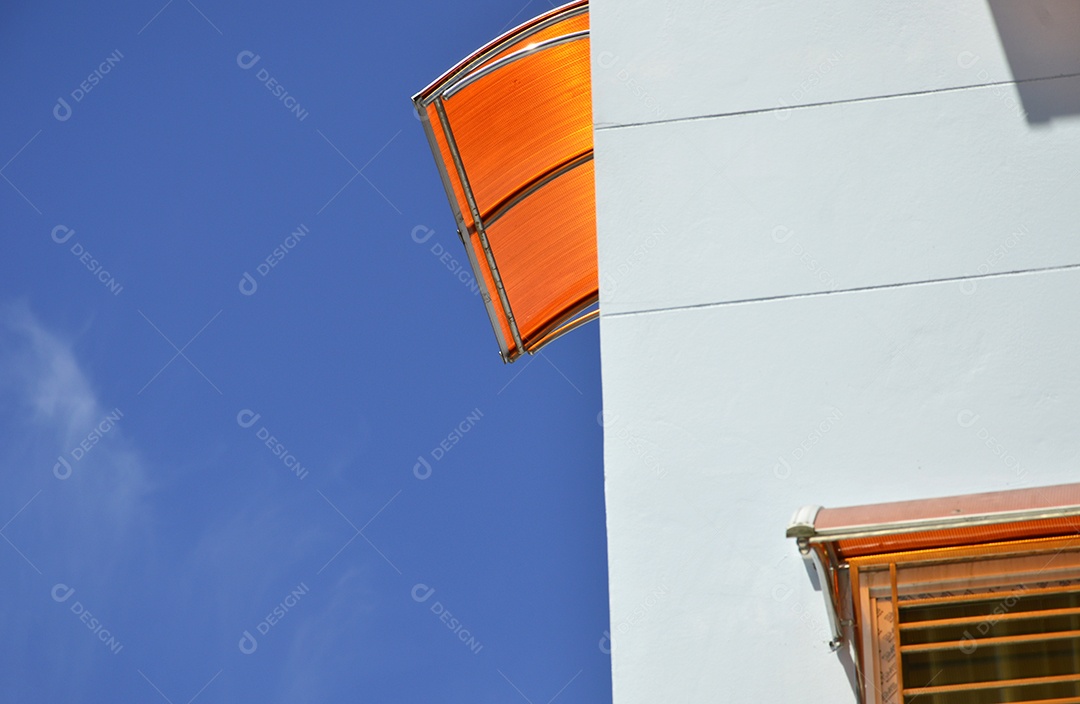 Céu azul com nuvens brancas