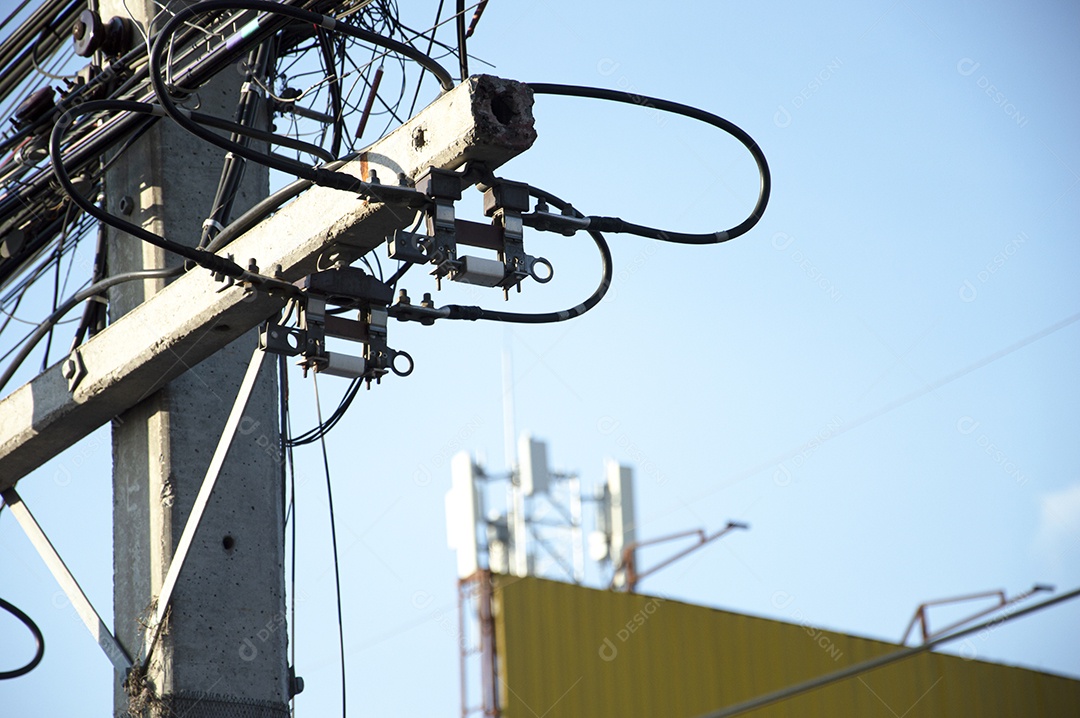 Torres de transmissão de energia Com fusíveis elétricos instalados