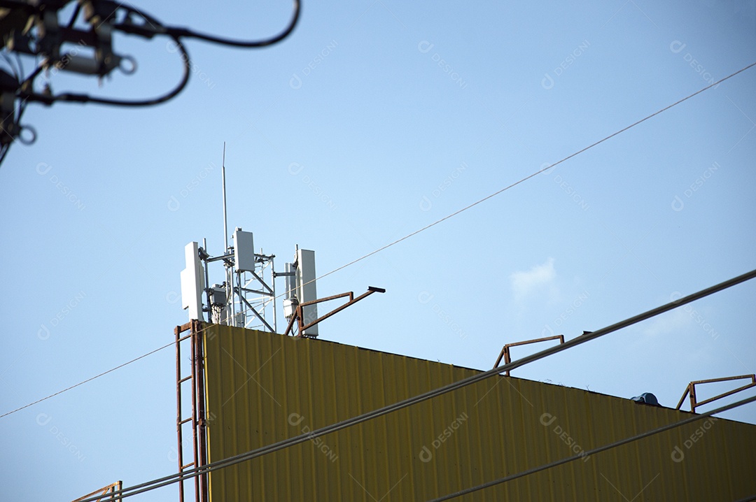 Torre de sinal móvel instalada atrás de uma etiqueta grande (5G, 4G)