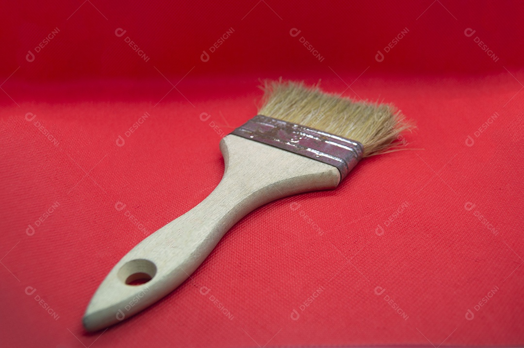 Pincel isolado de fundo vermelho, ferramentas manuais