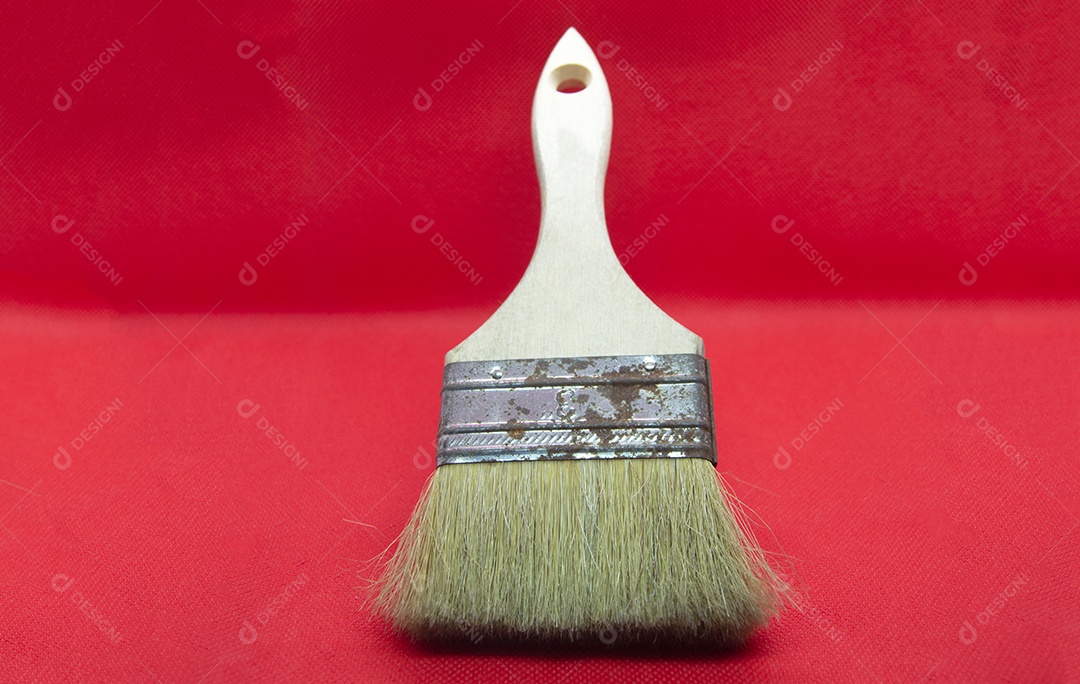 Pincel isolado de fundo vermelho, ferramentas manuais