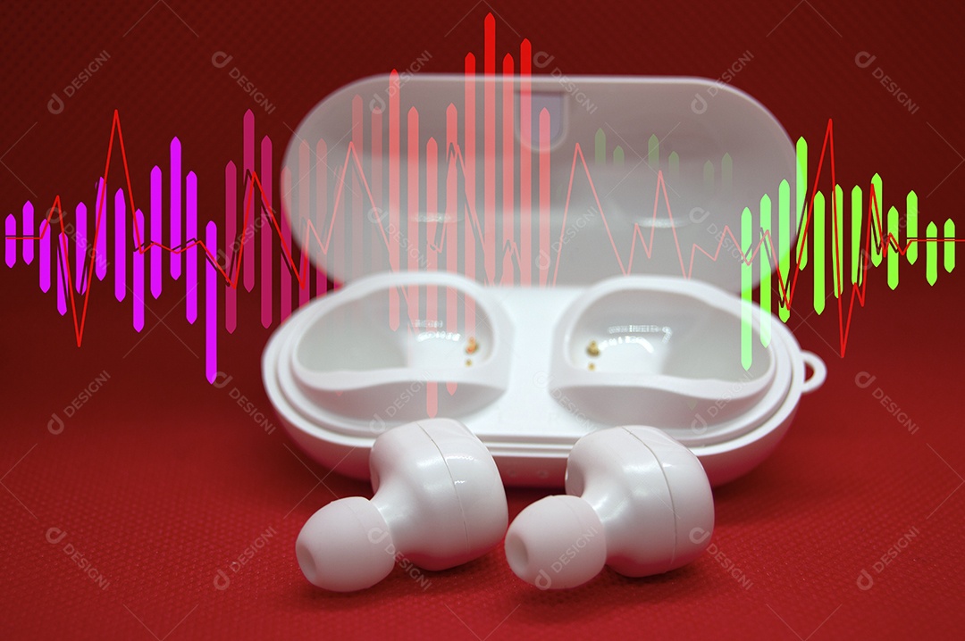 Fones de ouvido sem fio brancos isolados do fundo vermelho