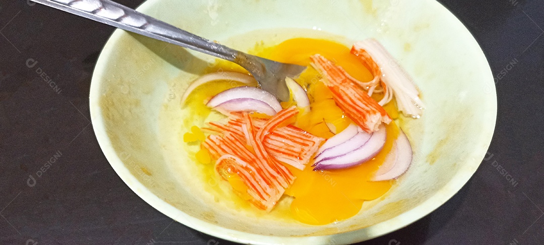 Preparando ovos para fazer menu de omelete, omelete de caranguejo com cebola, comida tailandesa