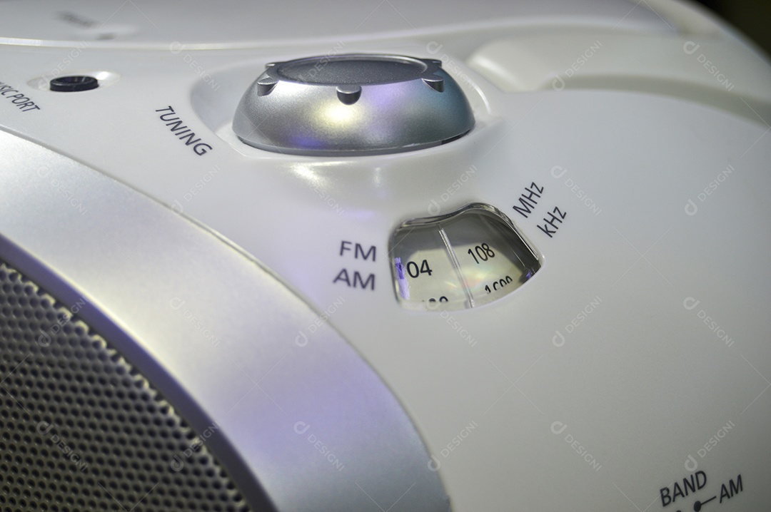 Esta imagem mostra que as rádios FM e AM ainda são populares hoje em dia, embora haja outras coisas que são muito interessantes de acompanhar.