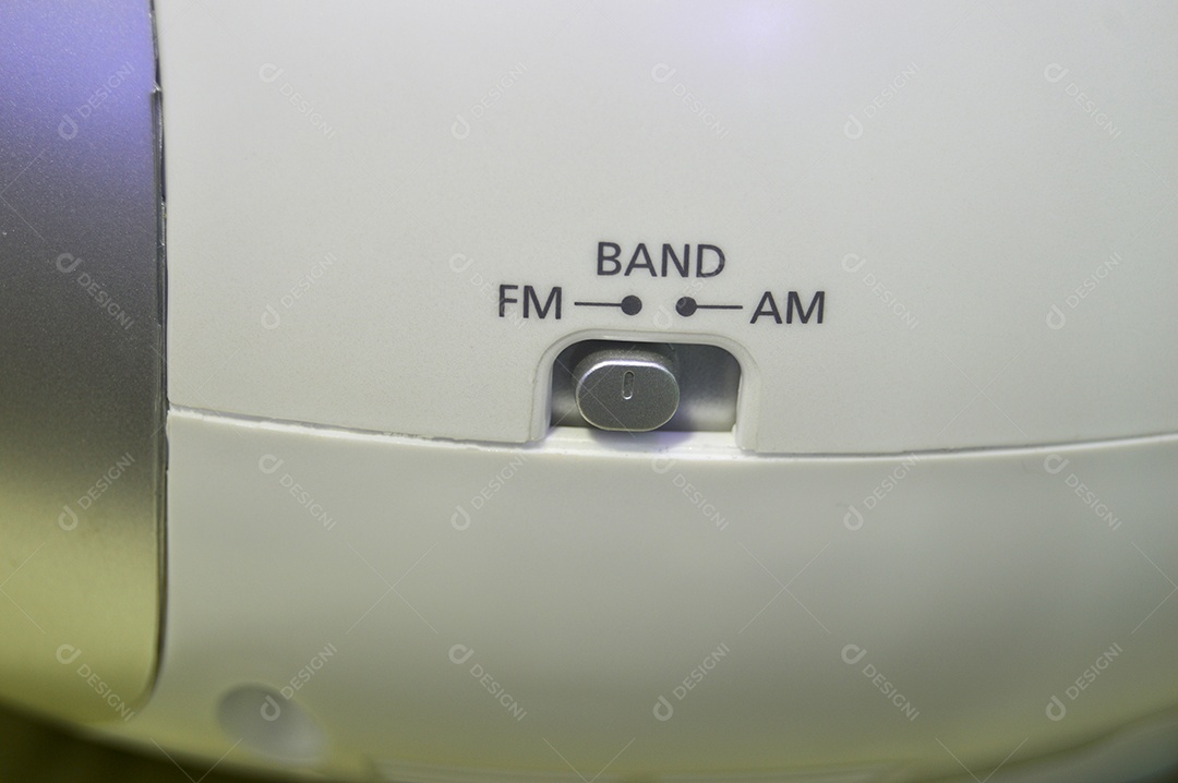 Esta imagem mostra que as rádios FM e AM ainda são populares hoje em dia, embora haja outras coisas que são muito interessantes de acompanhar.