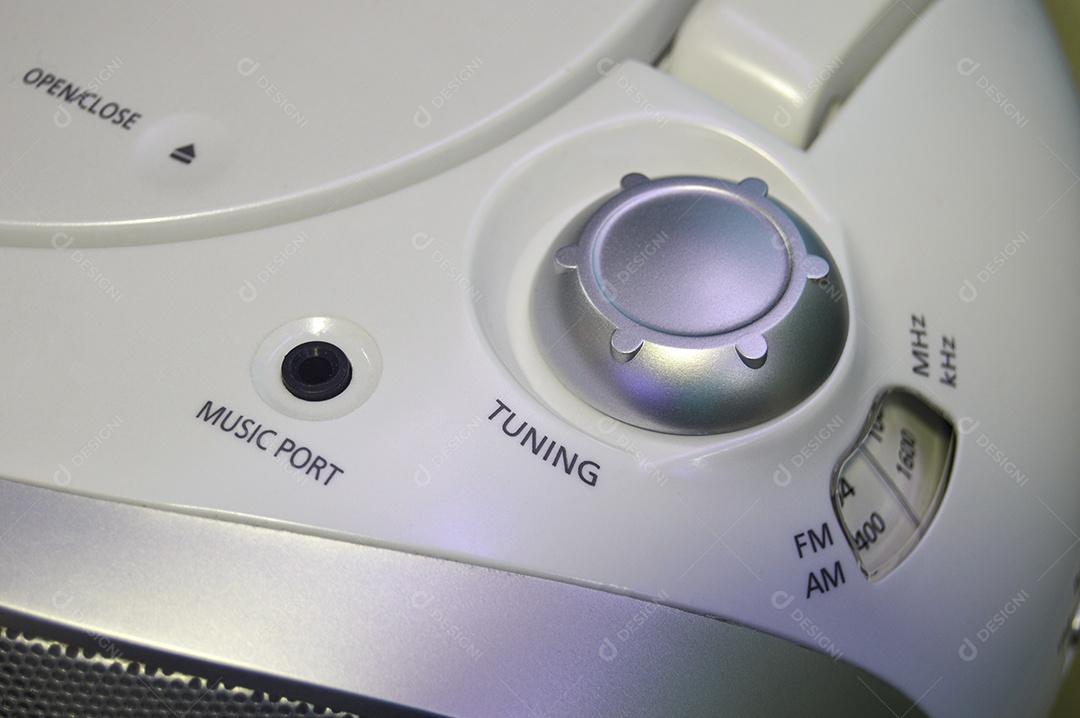 Esta imagem mostra que as rádios FM e AM ainda são populares hoje em dia, embora haja outras coisas que são muito interessantes de acompanhar.