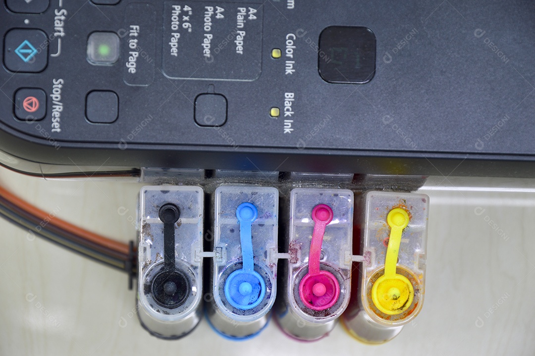 Vista superior do cartucho de tinta da impressora, disponível em 4 cores.