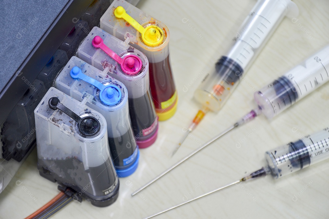 Vista lateral do tanque de tinta da impressora, existem 4 cores