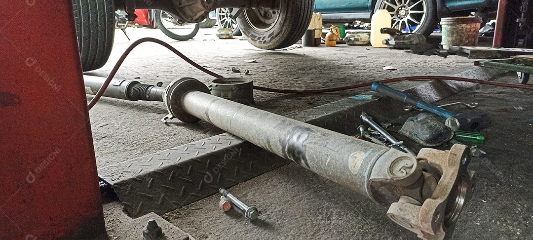 Partes do eixo de um carro que é colocado no chão