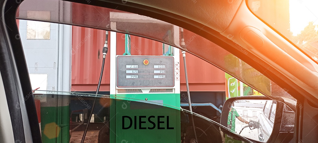 Imagem enquanto estacionava para reabastecer, reabastecer diesel