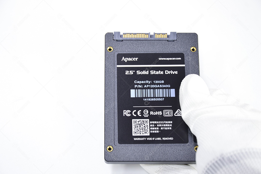 Chonburi, Tailândia, disco rígido SSD de 2,5 polegadas em um fundo branco.