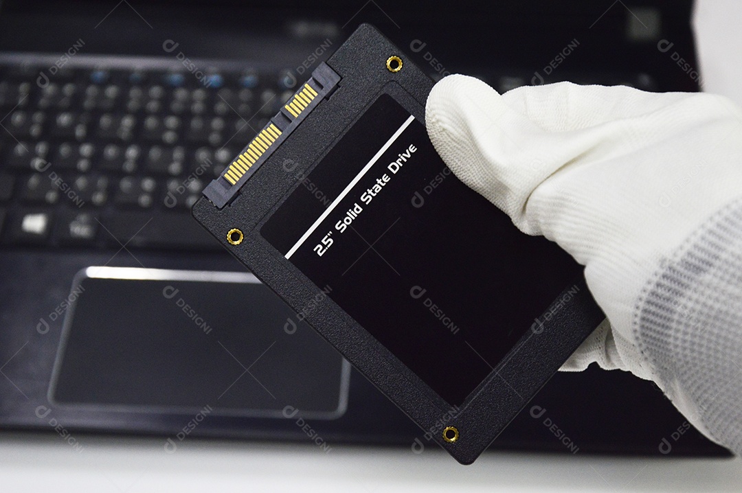 Disco rígido SSD de 2,5 polegadas, preto, marca Apacer, amplamente utilizado.