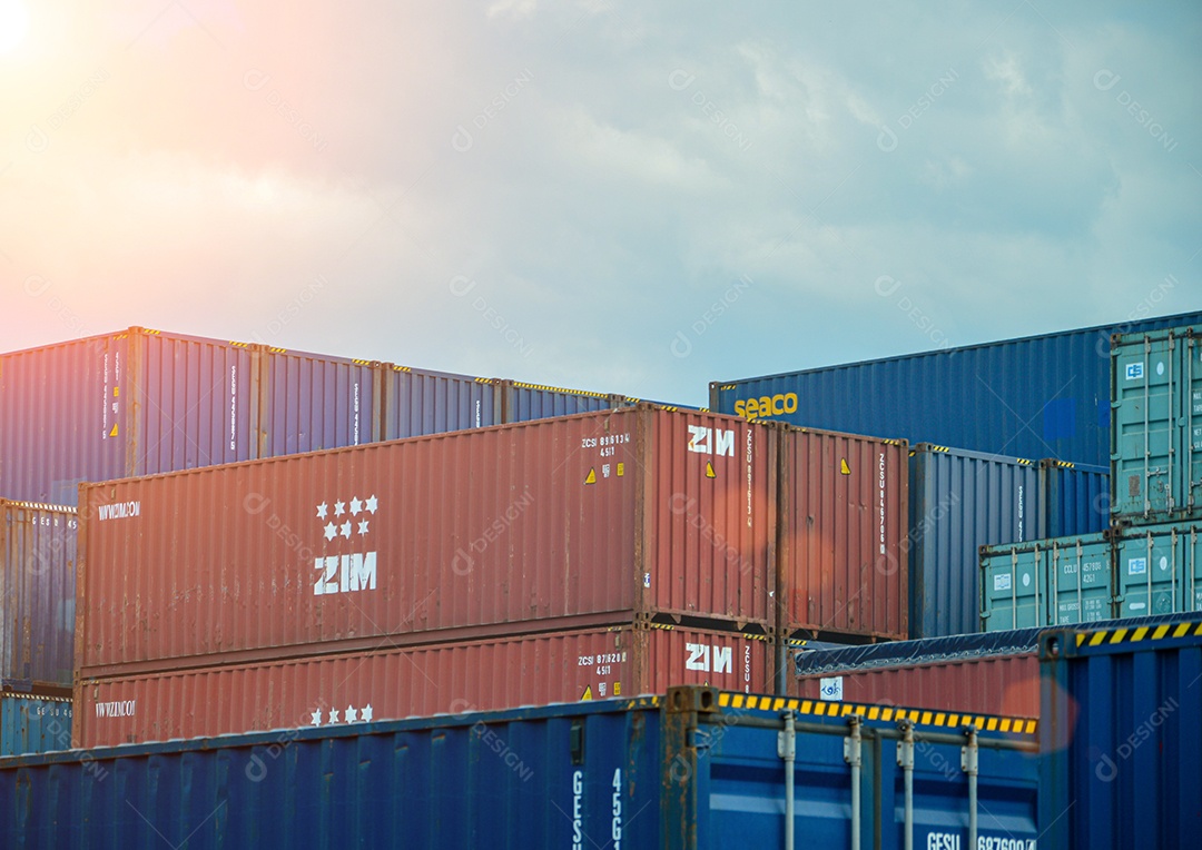 Grandes contêineres usados ​​para remessas internacionais