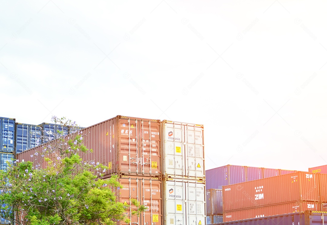 Chonburi, Tailândia, grandes contêineres usados ​​para remessas internacionais