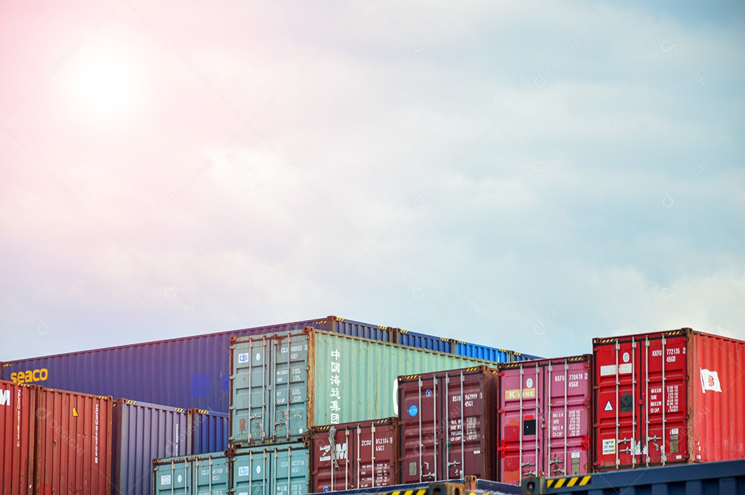 Chonburi, Tailândia, grandes contêineres usados ​​para remessas internacionais