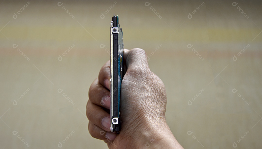 Mão segurando um disco rígido de 2,5 polegadas, tipo placa giratória na lateral