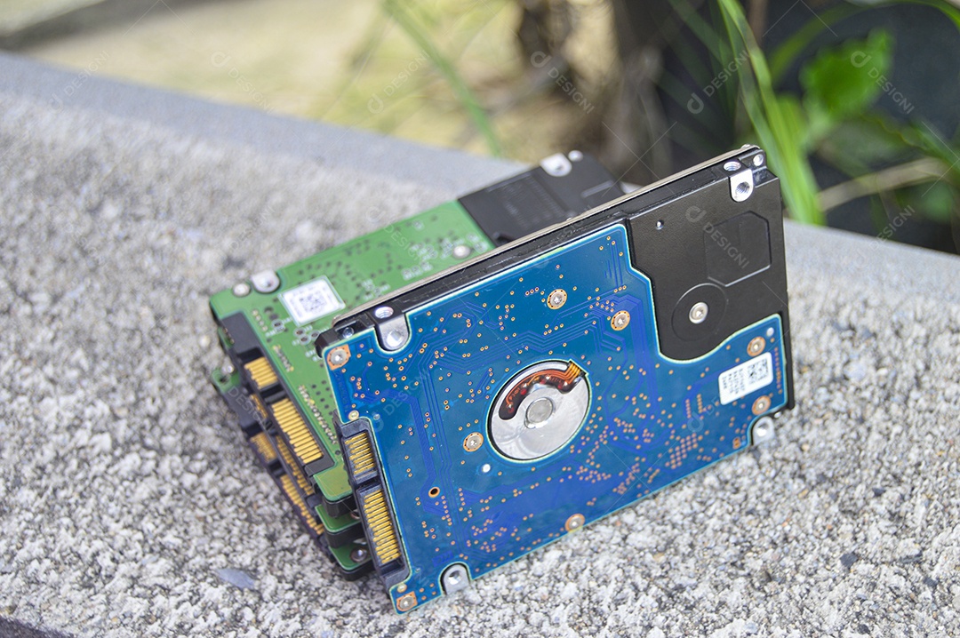 Os discos antigos dos laptops estão desatualizados. mas também amplamente utilizado.